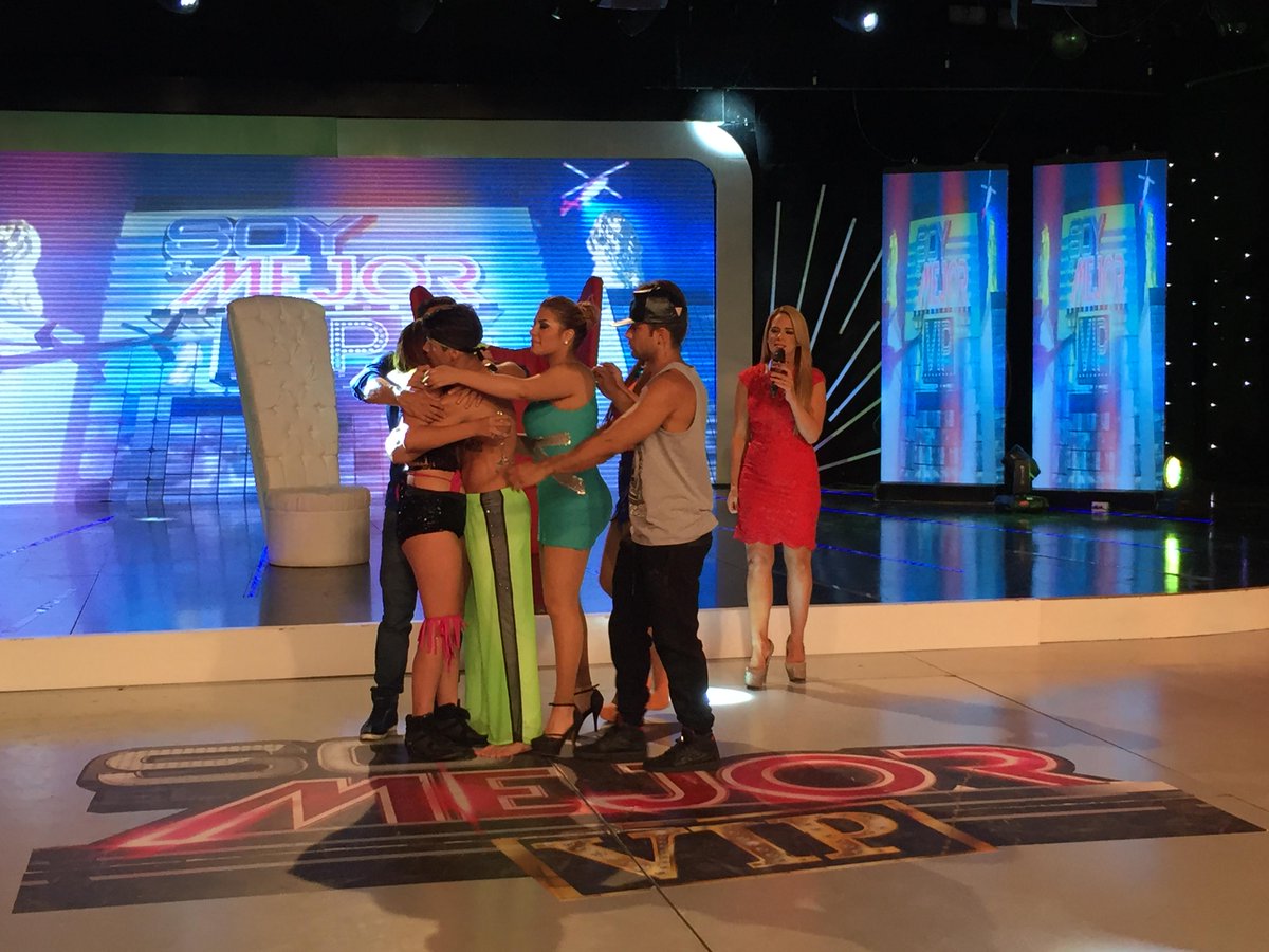tcsoyelmejor's tweet photo. Así celebraron 'Los Kilates' la estrella de @JonathanVIPTC. Un poco muy triste por lo sucedido con Sammy. #VeoALosVIP http://t.co/TybcL1FOmP