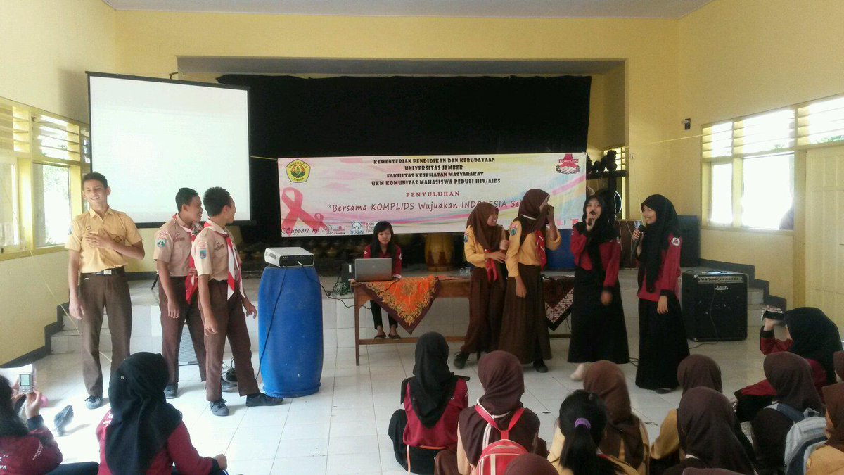 komplids_fkmuj's tweet photo. Yahhh kalah main gameeeee. Hukumannya nyanyi dumang ajah yaa http://t.co/HdRxFAjHSi