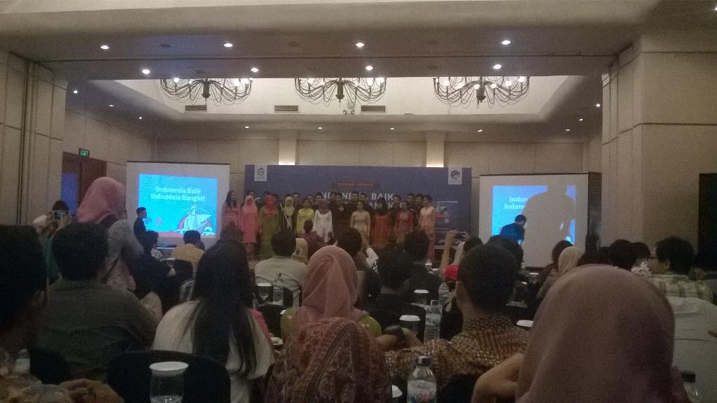 Ume_Ritha's tweet photo. Duduk di belakang karena telat gpp masih bisa lihat penampilan keren dr paduan suara ITS 😉 @GNFi#indonesiabaik#GNFI http://t.co/CRyUs9sGgz