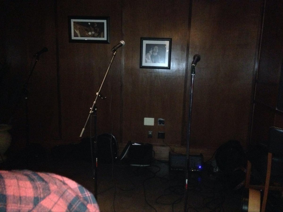TheCodgersBand's tweet photo. @finvarraswren setting up at Bar Louie in Livonia #whathaveyouaccplished? http://t.co/KQr7fkFRWn