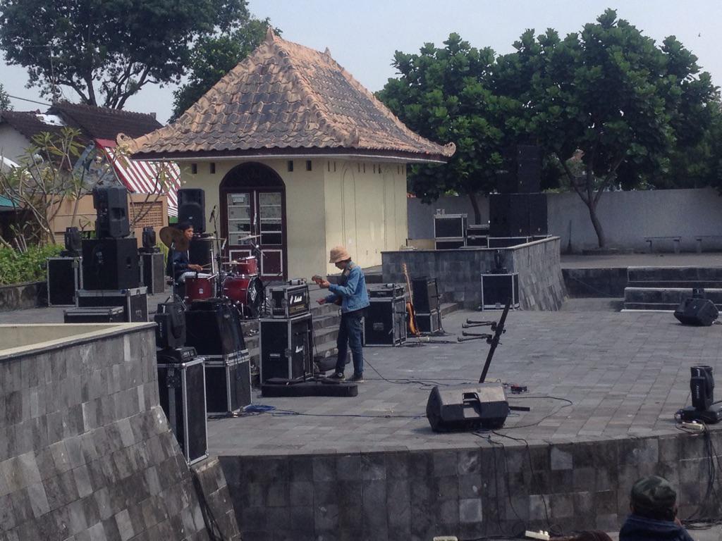🙋"@Sepekan15: Yak <a href="/exposit_/">EXPOSIT</a> lagi checksound nih nnti malem dtg ya buat nntn mereka!!!! "