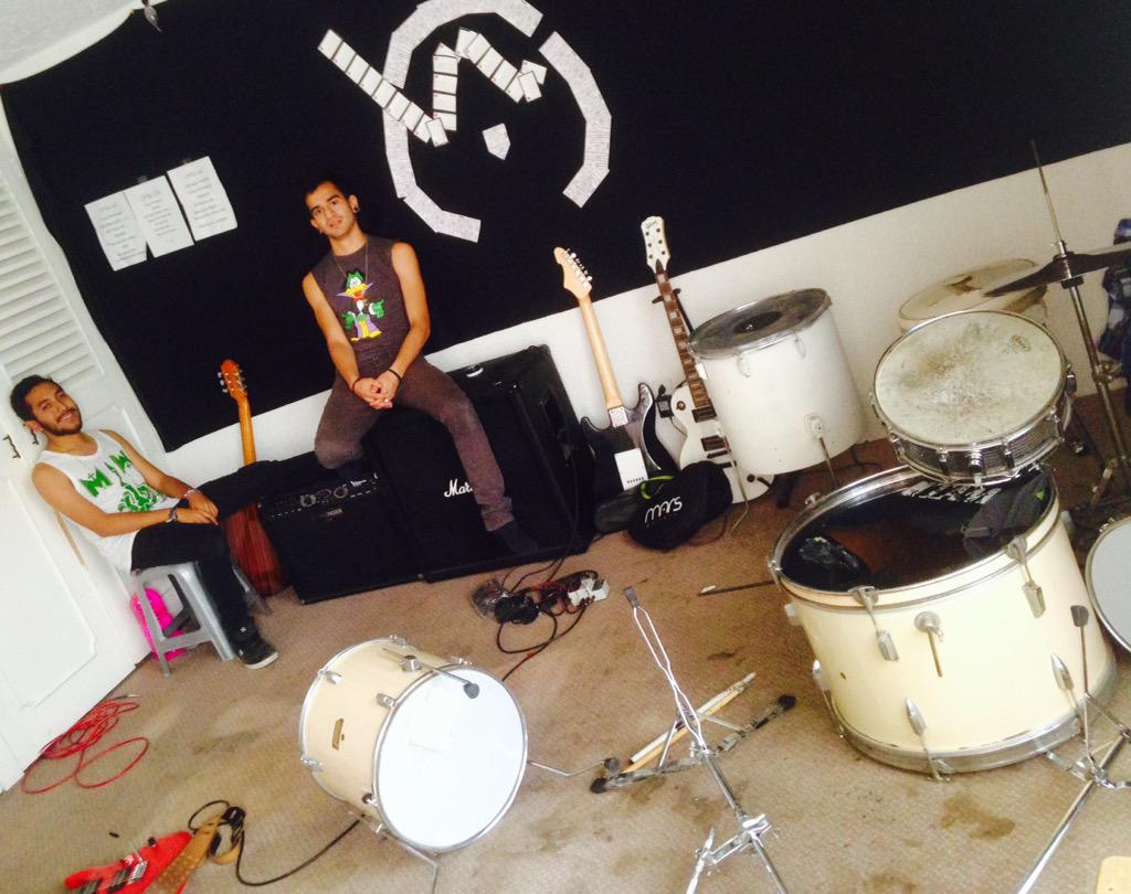 WhiteOwlmx's tweet photo. Así terminamos después de un viernes de ensayo!!! lml http://t.co/LlaOb0l7JN