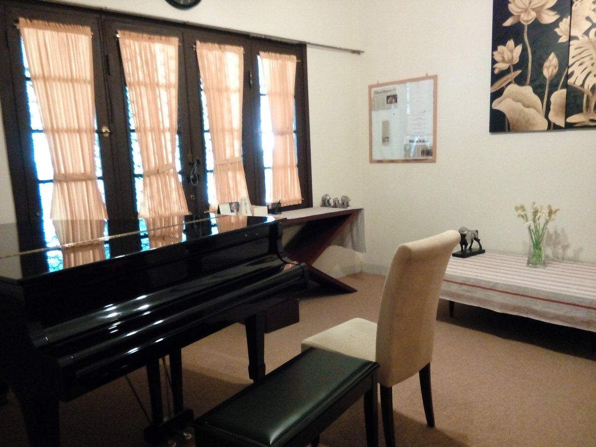 BimaMusic's tweet photo. One of our grand piano in the class room :) http://t.co/aRsjt7Kxbi