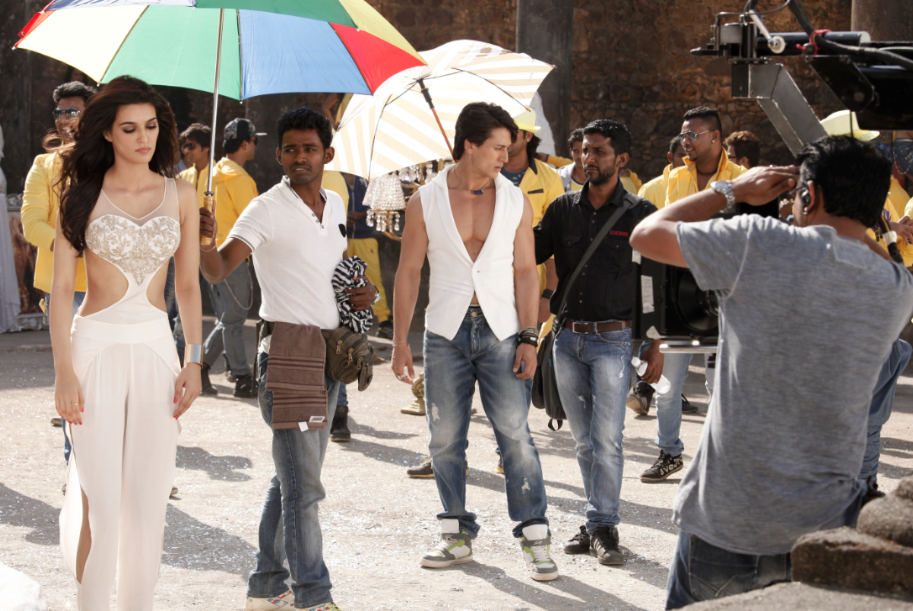 NGEMovies's tweet photo. #1YearOfHeropanti: Here’s an EXCLUSIVE image of  @iTIGERSHROFF &amp; @KritiSanon with the dance crew of #Heropanti. http://t.co/2drYt7B82f