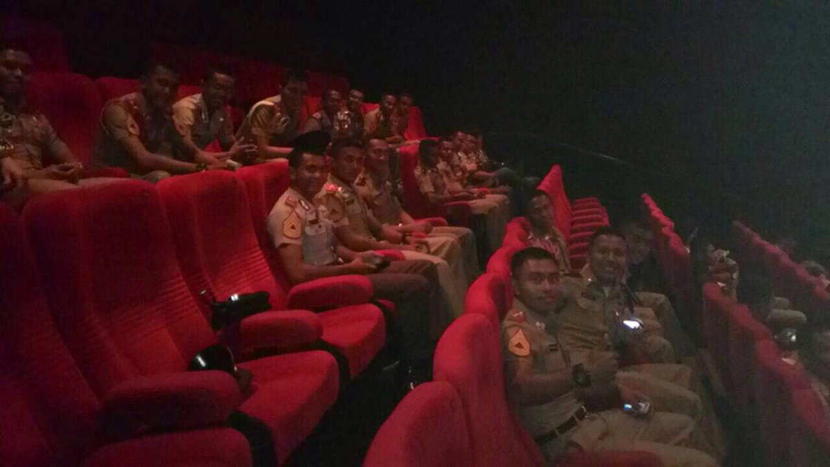 Doeatandacinta_'s tweet photo. Nih Taruna aja Nobar, masak kamu nggak :D RT "@rick_soerafani: Nobar @DoeaTandaCinta_ di Yogya !! Thx Dul :)  http://t.co/TykDb2Yjlw"