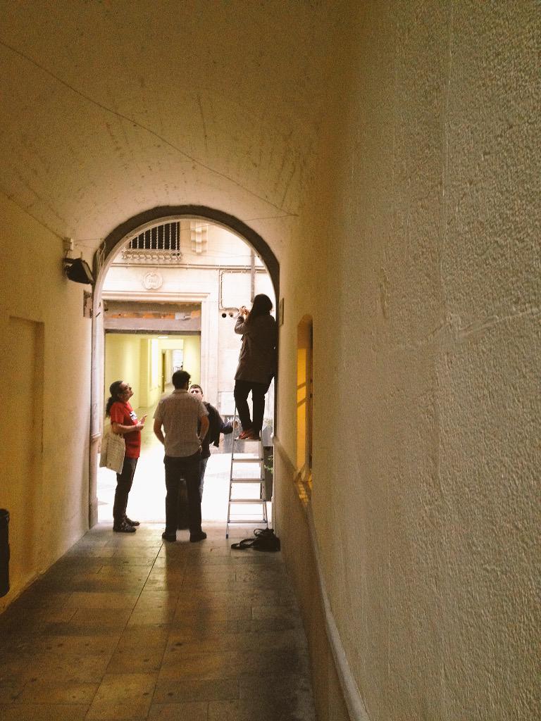 Bon dia! El corraló comença a prendre forma...Us esperem durant tot el dia entre llibres, i contes! @llegimllibreria