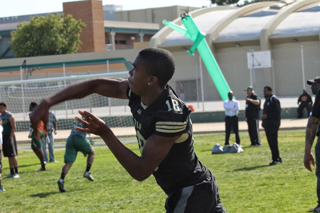 LBPoly_Football's tweet photo. Athletes in action #springgame2015 http://t.co/pVTxyY5Wyd