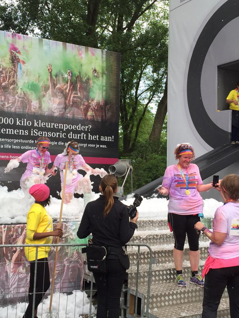 Rachel_d_k's tweet photo. @Rachel_d_k: mega Siemens wasmachine wast runners schoon. Superleuk #ColorRunAmsterdam #colorrun #siemens #iSensoric http://t.co/SmCy89UX5F