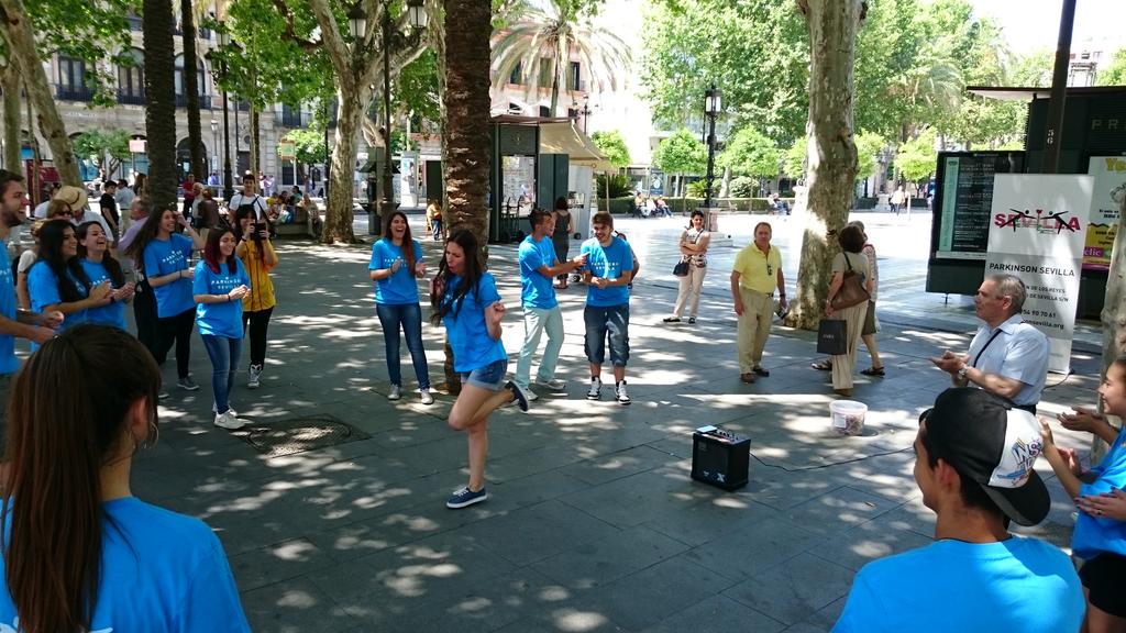 parkinsonSEV's tweet photo. Hoy creo que no nos echan de aquí!!! @ParkinsonFEP @L2DSevilla http://t.co/QEfJ2gL7cu