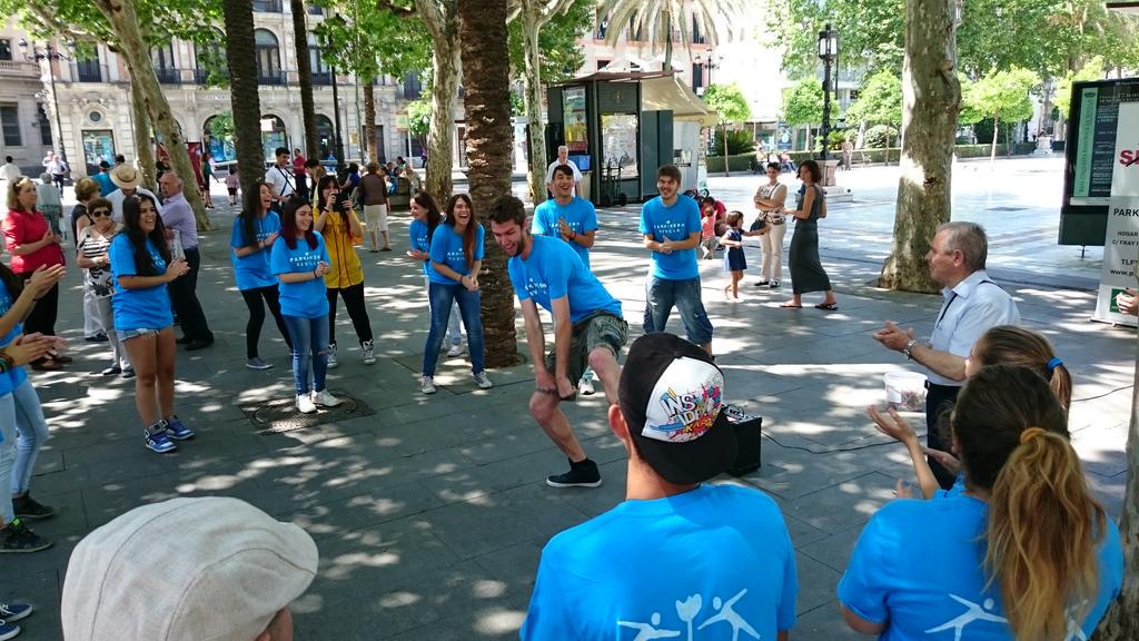 parkinsonSEV's tweet photo. Hoy creo que no nos echan de aquí!!! @ParkinsonFEP @L2DSevilla http://t.co/QEfJ2gL7cu