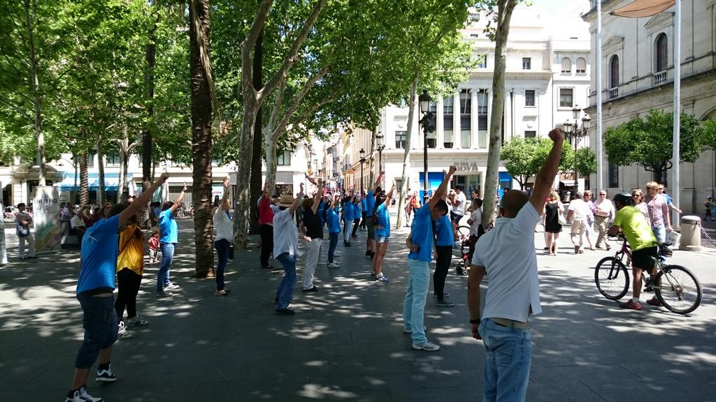 parkinsonSEV's tweet photo. Hoy creo que no nos echan de aquí!!! @ParkinsonFEP @L2DSevilla http://t.co/QEfJ2gL7cu
