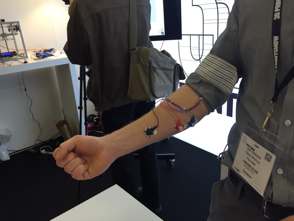 HelloWitLab's tweet photo. #3DPrintingForGood @openbionics hand controlled with electrodes on the arm!! Great work at #3DPS! Soon #witlab http://t.co/XUzt4TkTOb
