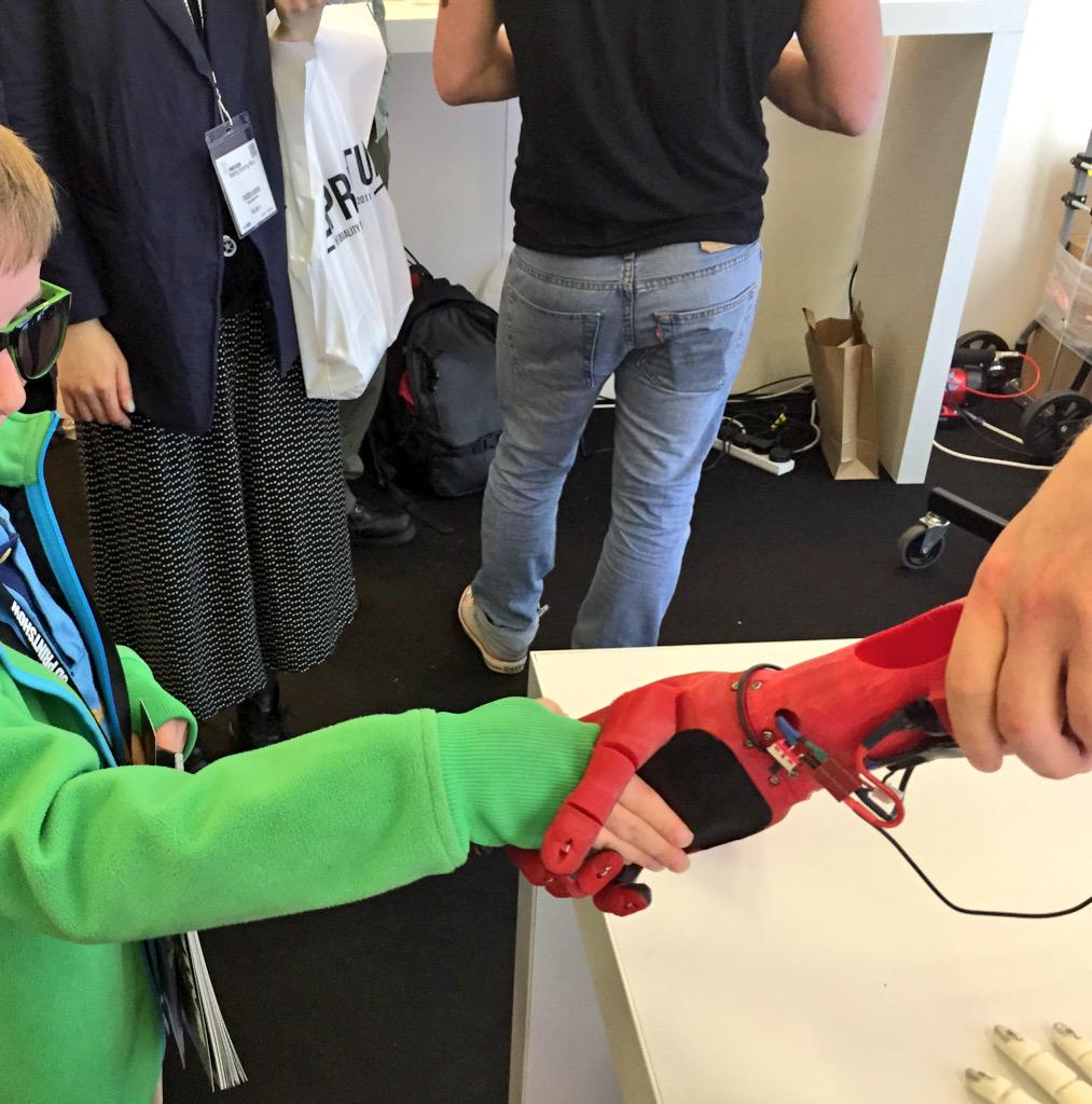 HelloWitLab's tweet photo. #3DPrintingForGood @openbionics hand controlled with electrodes on the arm!! Great work at #3DPS! Soon #witlab http://t.co/XUzt4TkTOb