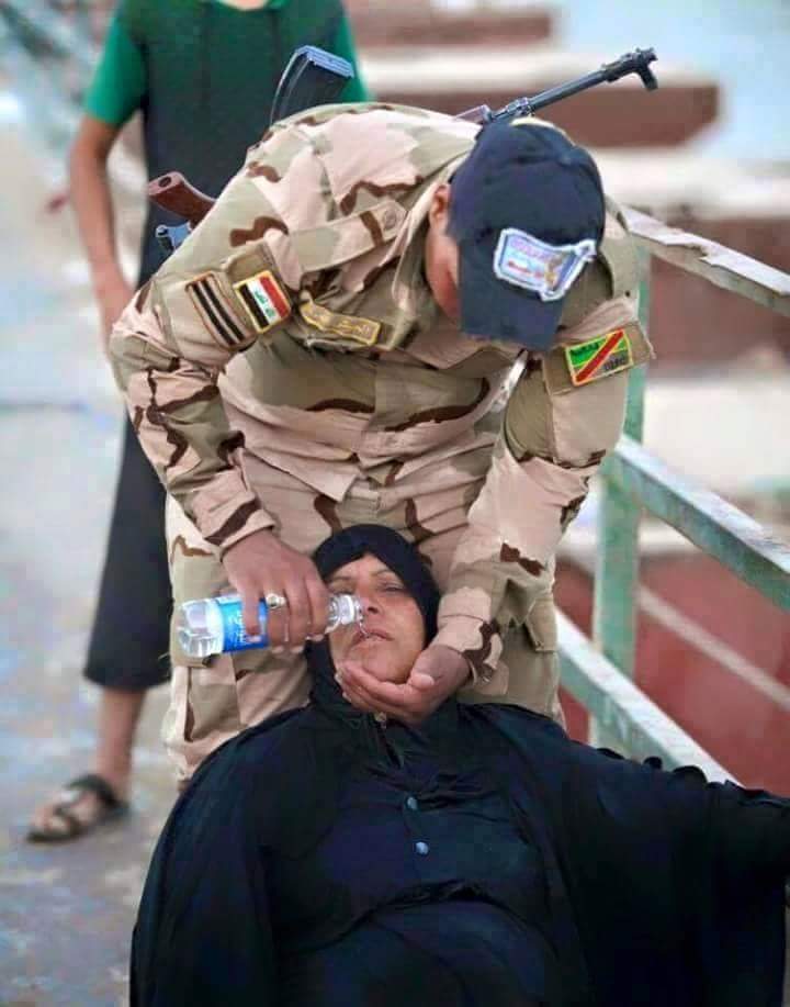 wataan_Iraq's tweet photo. الجندي العراقي .بطل وقت المعارك .. يمثل اعلى 🔝 قيم الانسانيه في مسااعدته اهله 
ها هم اتابع مذهب علي ع👑
#العراق_موحد http://t.co/29gXoKeYzX
