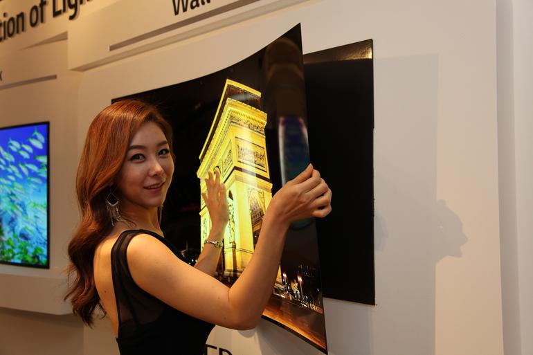 sysmactech's tweet image. LG displays its 1mm &apos;Wallpaper&apos; TV that sticks to the wall