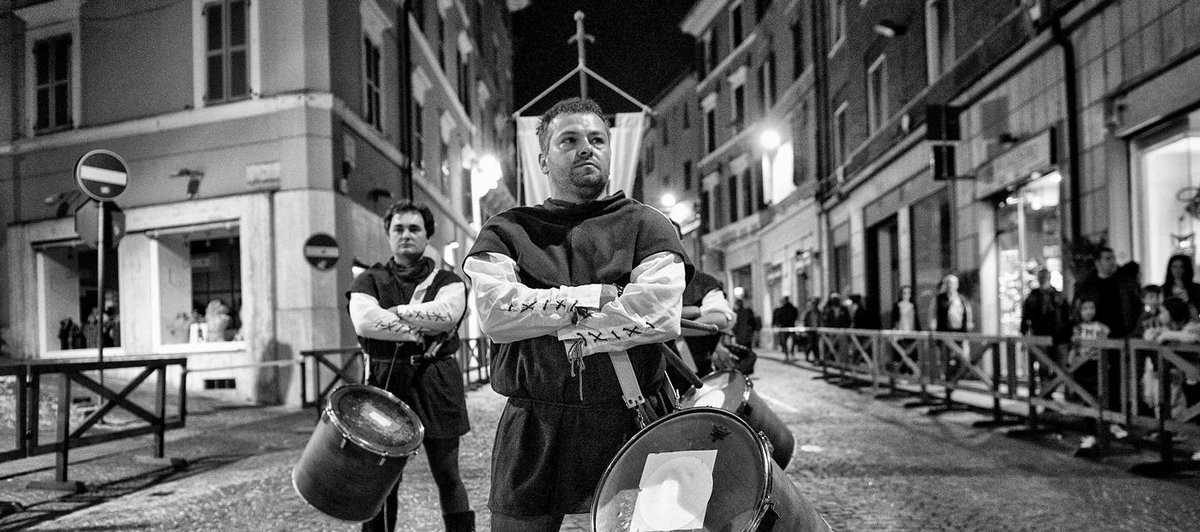 Vi aspettiamo tra due settimane nelle frazioni di Fabriano con la lettura del Bando del Contado. Foto Giulio Brega.