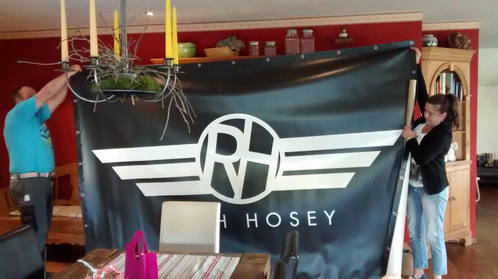 richhosey's tweet photo. Neues Banner gekaaft. Ist etwas riesig ne http://t.co/hRzFCRhzev
