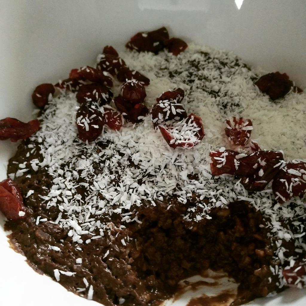 looottieee's tweet photo. Cacao overnight oats With cranberries, kokos &amp;  cacao nibs! #preworkout #breakfast #tootasty http://t.co/CGUDmjQxc5 http://t.co/QjSY5Qayln