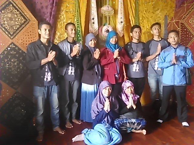 Para delegasi dari seluruh indonesia sedang berfoto didalam istana baso pagaruyung