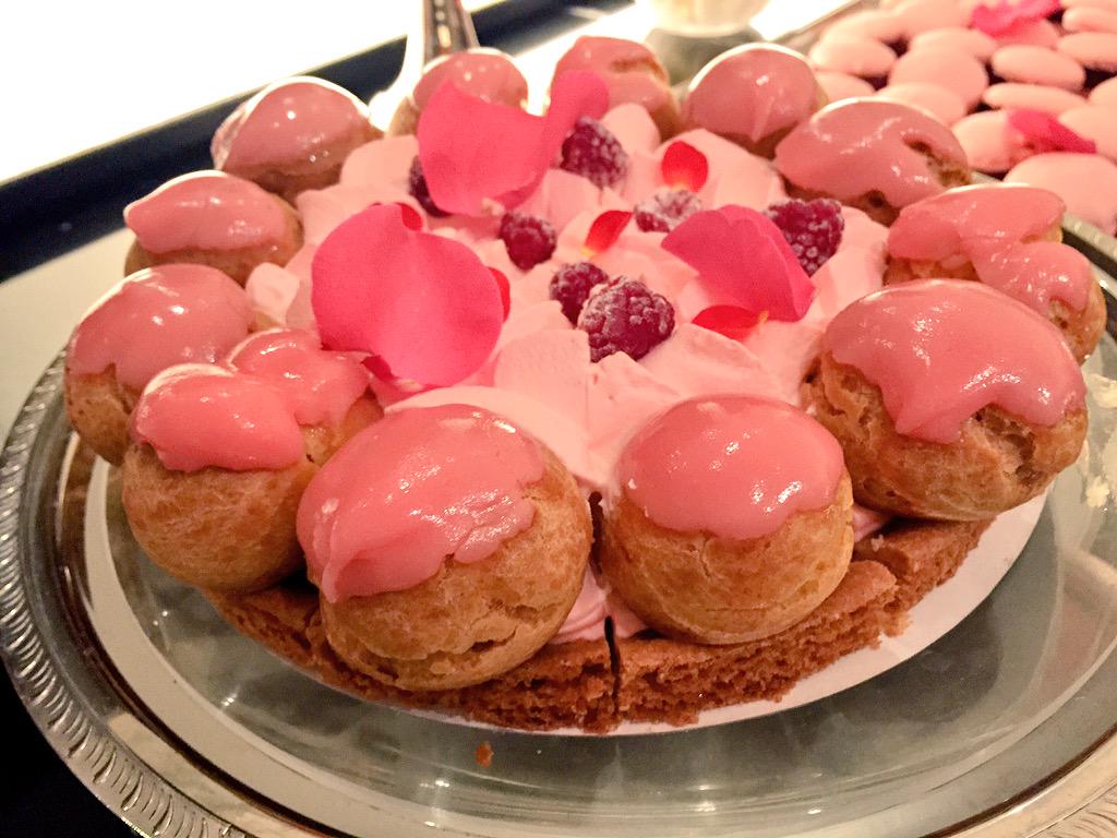 ヒルトン東京 公式 大好評の 恋するプリンセス さて 少しずつファンタジックなスイーツ達を日々ご紹介して参ります まずはシグネチャースイーツのひとつ サブレブルトン ラズベリーシュークリーム ローズクリーム 名前長い 笑 ヒルトン東京