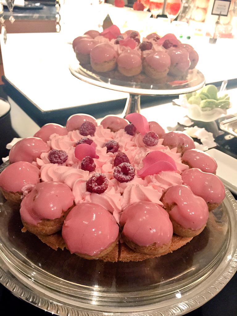 ヒルトン東京 公式 大好評の 恋するプリンセス さて 少しずつファンタジックなスイーツ達を日々ご紹介して参ります まずはシグネチャースイーツのひとつ サブレブルトン ラズベリーシュークリーム ローズクリーム 名前長い 笑 ヒルトン東京