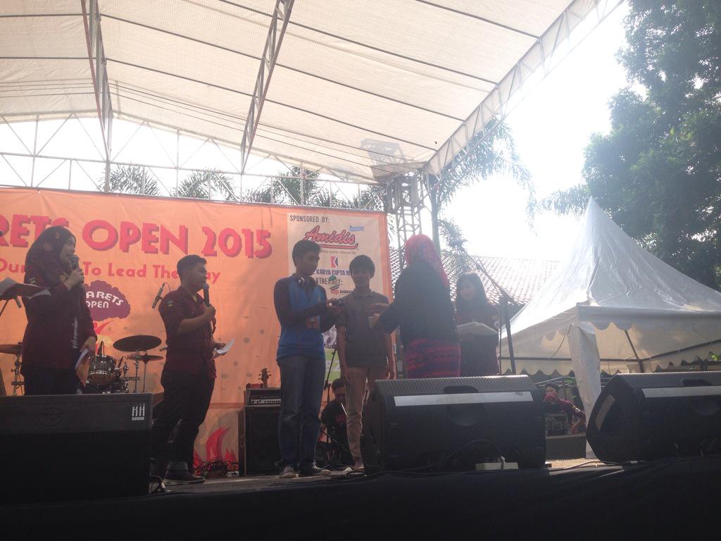 Penyerahan plakat dan piagam dari wakasek sman 2 kepada @smpn7bdg sebagai juara pertama basket putra:)