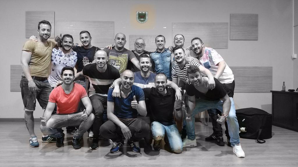 ChirigotaCanijo's tweet photo. Carnaval 2016 "La comparsa rusa:Los que barren pa casita,porque hay nieve en la entradita". Bienvenido @barrancojm24 http://t.co/fl7rpA3yHM