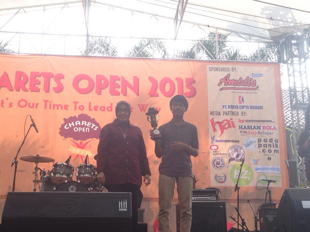 Penyerahan piala gubernur kepada wandaw, perwakilan dari <a href="/smpn7bandung/">SMPN 7 Bandung</a> sebagai juara umum charets open 2015!