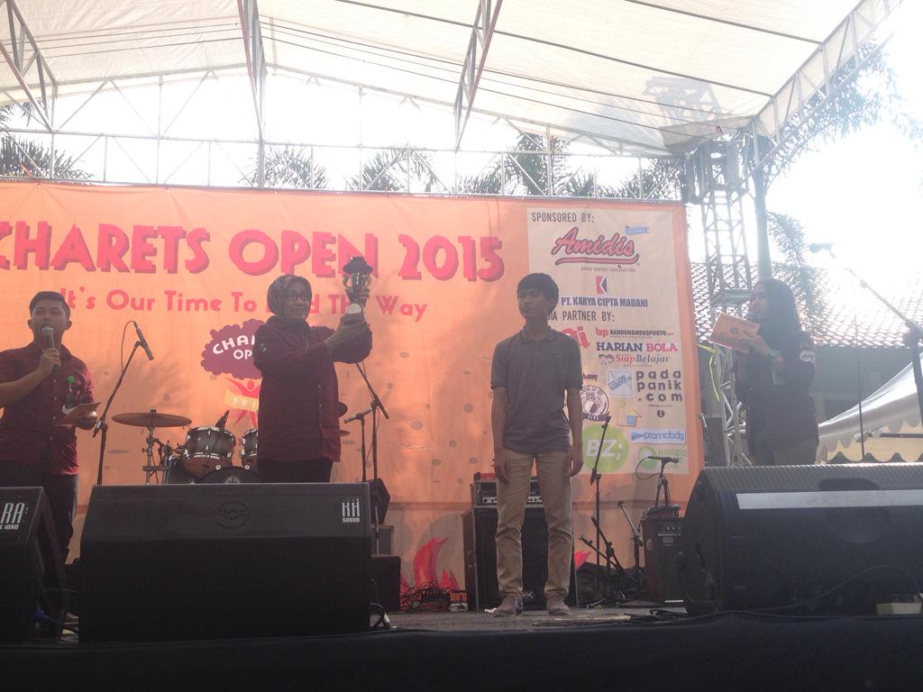 CharetsOpen2's tweet photo. Penyerahan piala gubernur kepada wandaw, perwakilan dari @smpn7bandung sebagai juara umum charets open 2015! http://t.co/8KflGqyoXB