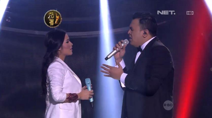mdtvindonesia's tweet photo. Gimana menurut kalian duet @tulusm dan @raisa6690 di #NET_ONE tahun lalu? http://t.co/YMbUszYyX7