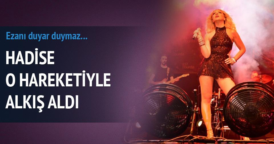 gunaydin's tweet photo. Çanakkale'de konser veren Hadise'nin, ezan sesini duyar duymaz ara vermesi büyük alkış aldı http://t.co/cePyiWGGkv http://t.co/z5lQbPl6WF