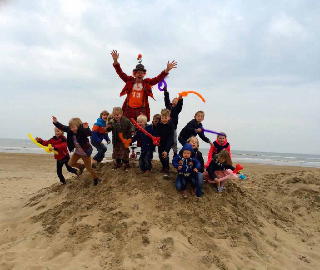 ClownSnorre's tweet photo. Vanmiddag winkelcentrum @ZeezijdeKatwijk #ballonfiguren, liedjes &amp; #kindershow nav prachtig feest in @zeesterkatwijk http://t.co/25z0CnfAty