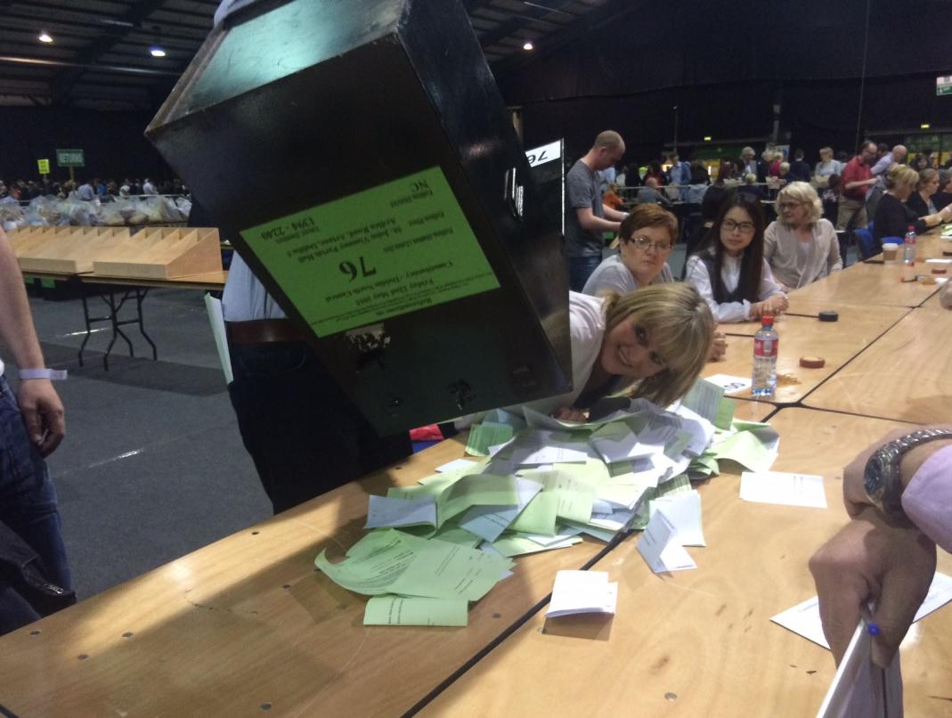 IrishTimes's tweet photo. BREAKING: Returning officer says early count at Dublin North Central shows 65-70% Yes. #MarRef http://t.co/Iivmre9uoy http://t.co/9B4rdECLxk