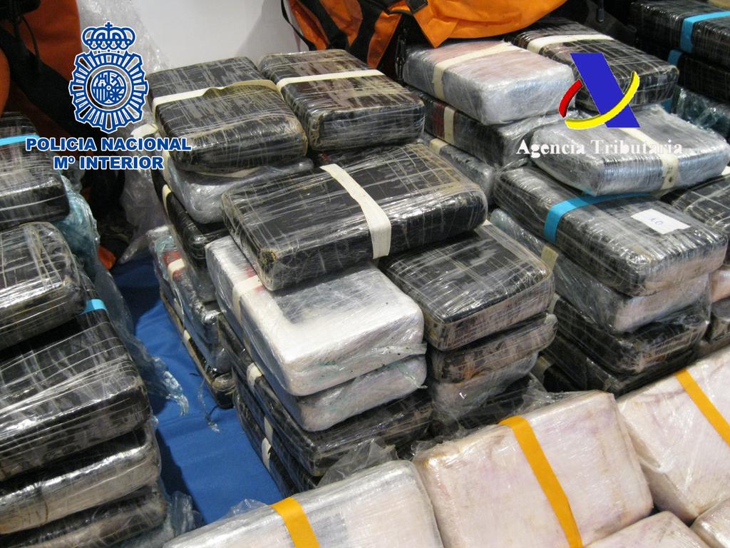 marcialnews's tweet photo. Incautados 160 kilogramos de cocaína oculta entre un cargamento de cacao en el puerto de #Valencia @policia http://t.co/7wLFVAJNiB