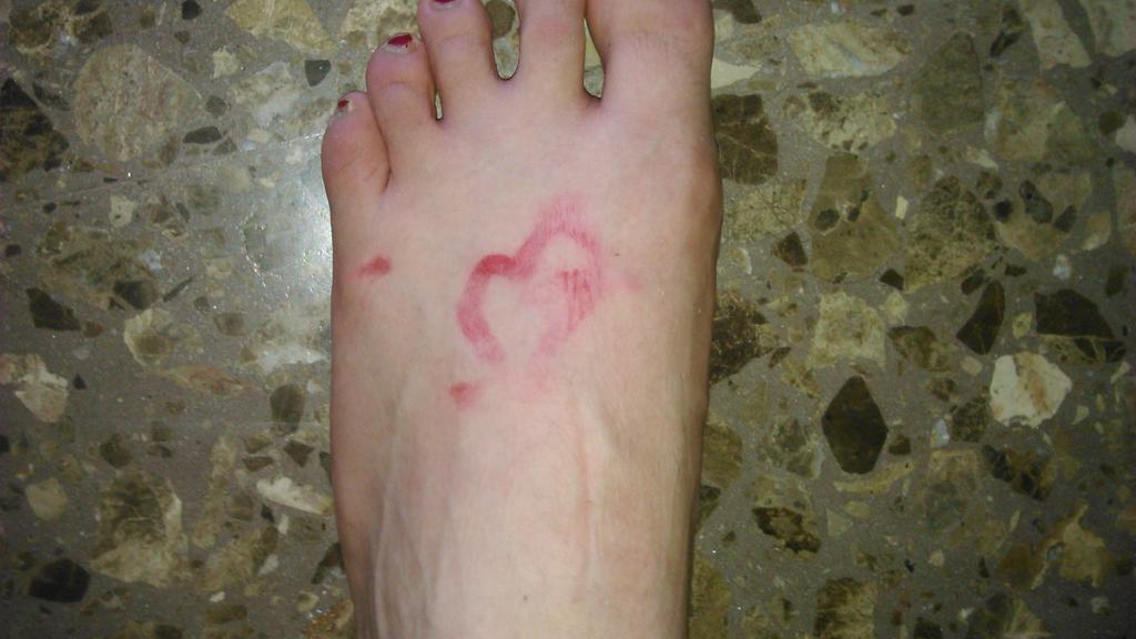 AdaRueda's tweet photo. Creía que lo de que te tatuaran estando borracha, solo pasaba en las vegas jajajaja http://t.co/rUQ3BWat7n