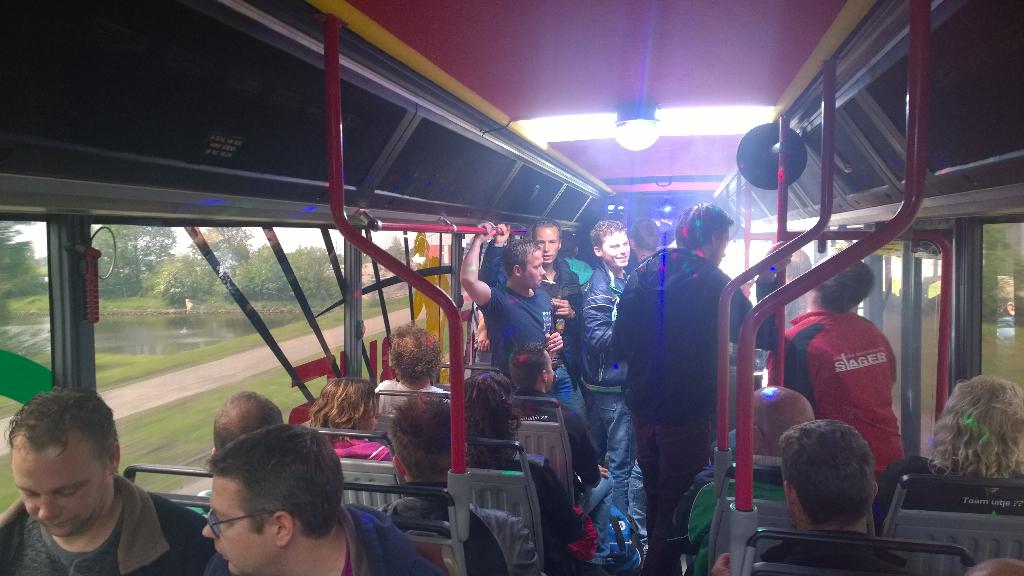 ScRouveen6's tweet photo. Nu al feest in de bus richting Belt Schutsloot! #rouveen6kampioen #eigenjeugd http://t.co/Ij9Aw4XGqw