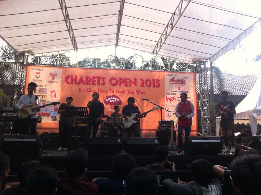 “<a href="/padapanik/">Padapanikdotcom</a>: Hap hap hap... Kita ngejazz bareng <a href="/BarryLikumahuwa/">Elseos Jeberani E</a> masih di <a href="/CharetsOpen2/">Multi Event SMAN 2</a>. Uptown funk you up~ ”