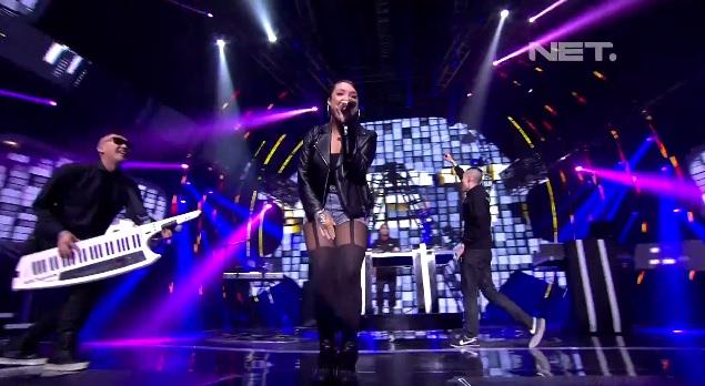 mdtvindonesia's tweet photo. .@fareastmovement menjadi penutup di #NET_ONE dengan membawakan lagu Turn Up The Love! http://t.co/ONfUru4uay