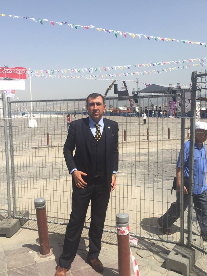 ferhanademhan's tweet photo. İzmirGündoğdu meydanı hazır Emeği geçenlere tşkler.Herksi Sn.Eş Başkanımız Selahattin Demirtaş​ dinlemeye davet edyrz http://t.co/qupGDn1QNZ