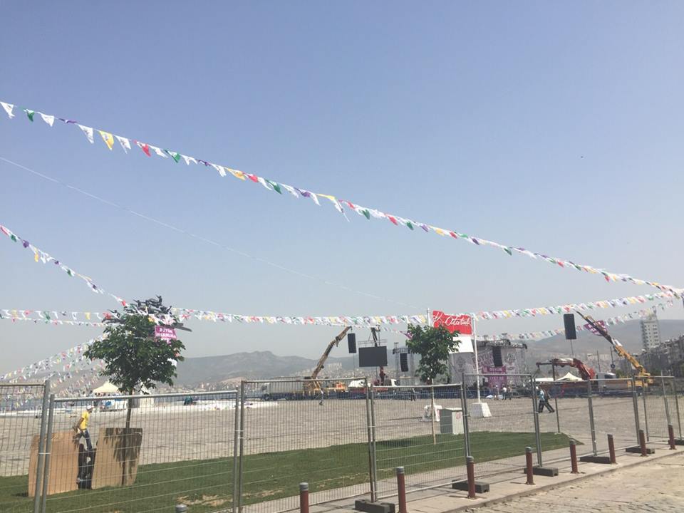 ferhanademhan's tweet photo. İzmirGündoğdu meydanı hazır Emeği geçenlere tşkler.Herksi Sn.Eş Başkanımız Selahattin Demirtaş​ dinlemeye davet edyrz http://t.co/qupGDn1QNZ