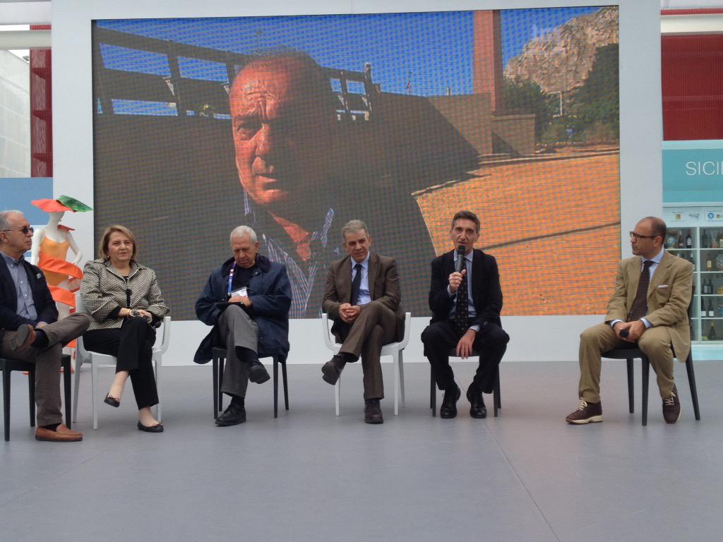 CalecaNino's tweet photo. Iniziamo abbracciando la dott.ssa Saguto minacciata dalla Mafia @AnsaSicilia @GDS_it @LiveSicilia @blogsicilia http://t.co/sbwn5TIz00
