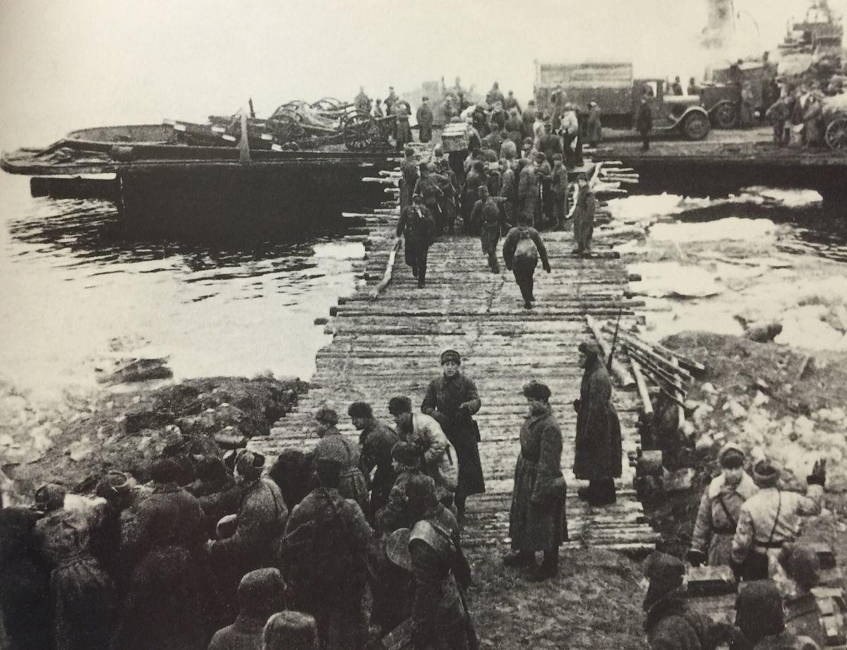 jigg1974's tweet photo. Cruzando el río Volga para suministrar de tropas a la ciudad de Stalingrado. http://t.co/WRimmfRSMQ