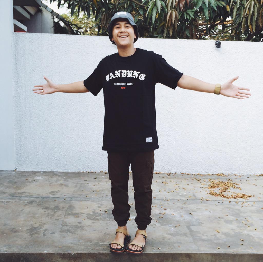 malvinofajaro's tweet image. Be Happy with your life.. I'm wearing @highhype tshirt, bucket hat, jogger pants &amp;amp; @TndncsXTrustco Sandals