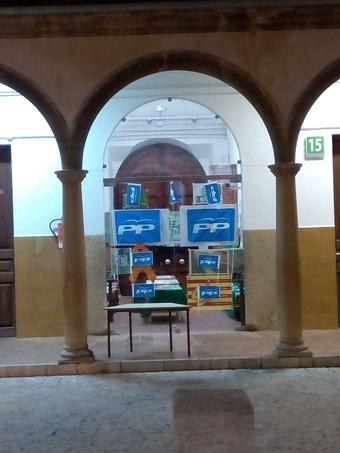 ToniTorCob's tweet image. M&apos;han arribat aquestes fotos de l&apos;abans i el després del míting del PP a Bunyola.