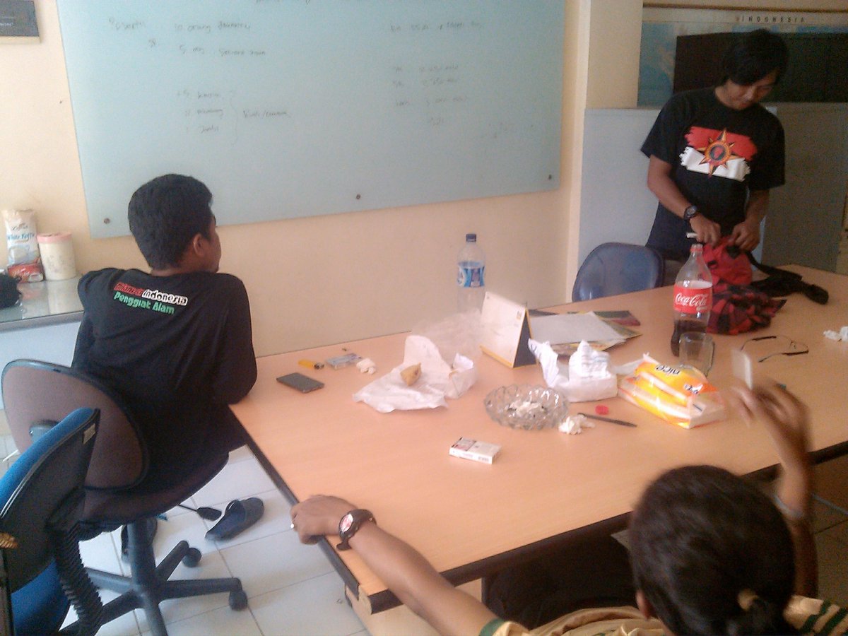 MIPALA_'s tweet photo. Suasana Rapat Dewan Pengurus #MIPALA 
Membahas Proker 3 tahun Ke depan. Di pengurusan baru @MilanistiOrId http://t.co/vK3lae7xeD