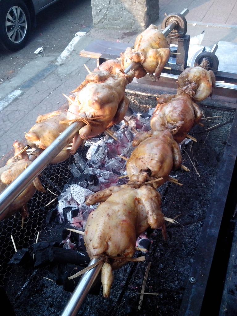 GulingAyam's tweet photo. siap menemani makan malam minggu buka sd pkl 10 malam #ayamguling #kuliner http://t.co/mo3YX5SweF