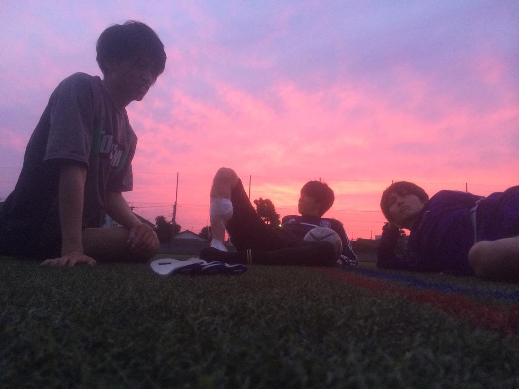 tkjsyl's tweet photo. 3プレと夕日を盗撮。カップ戦勝とうか。 http://t.co/4nA7LjlwZV