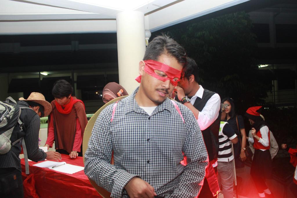 HPS_46's tweet photo. kita mulai dari registrasi ya.. ini kakak @arl48ipb #HPS46 #wonderland46 http://t.co/83kmNStVp7