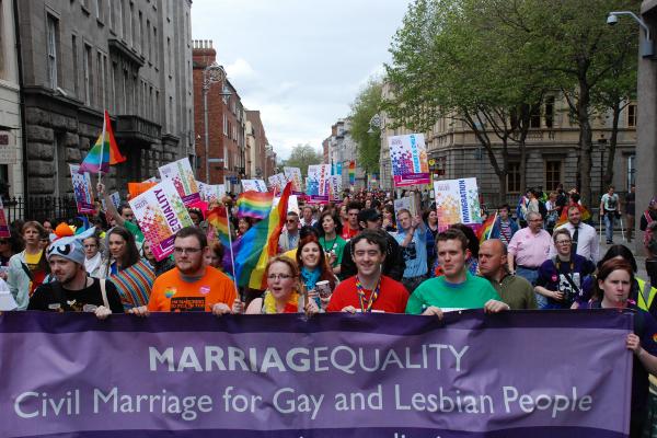arde_republica's tweet photo. Irlanda aprueba por amplia mayoría el matrimonio gay. #IrelandVoteYes http://t.co/ZhBy8JSXzd ¡Felicidades! http://t.co/faAMlj1BRK