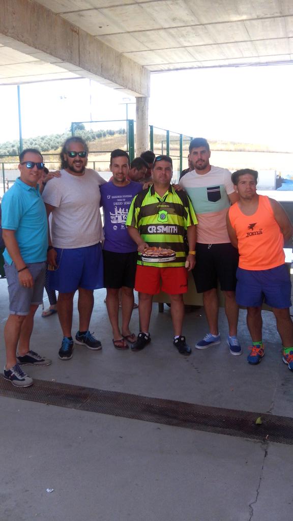 PadelAbad's tweet photo. Empiezan los aperitivos del @PadelAbad @CHIC0 @lorenmesa7 @YerryPedrito @juanmaluque10 @Ana6Luque @cristian270388 http://t.co/ppWvrNvk0d